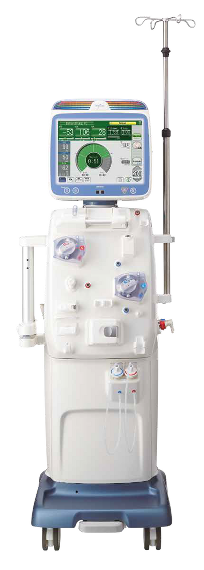 Freistehendes Dialysegerät mit Monitor, Bedienelementen, Pumpenmodulen und Infusionsständer vor schwarzem Hintergrund.